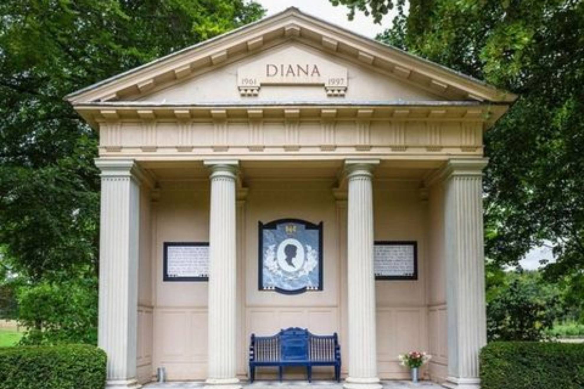 what is princess diana buried with? what is princess diana buried with?
